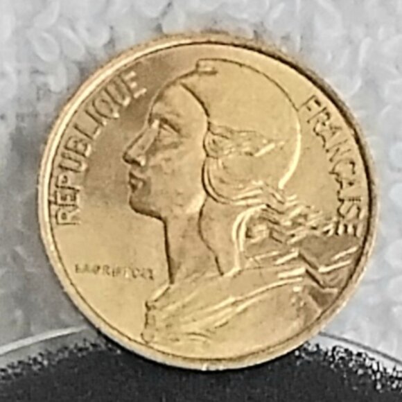 Circulated 1975 France 5 Centimes Coin Made of Copper/Aluminum/Nickel!! - Picture 2 of 3